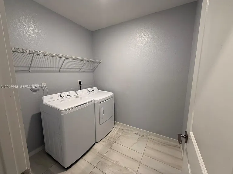 462 NE 6th Pl #1 — Photo 4