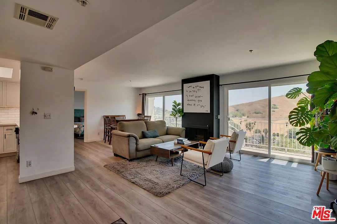 2 bed, 2.0 bath, 1130 sqft, $3,450 — Photo 2