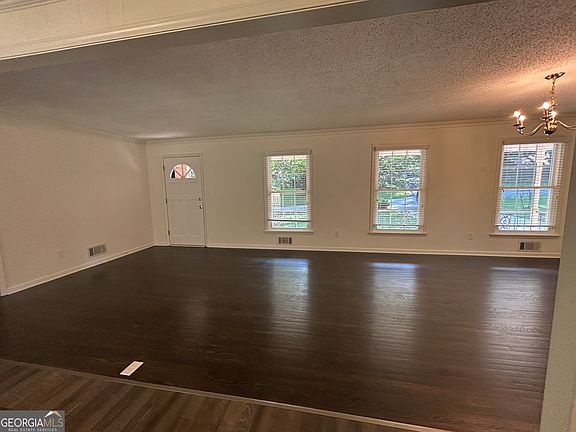 3rd image of 729 Holly Dr