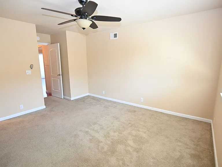 1820 Southwest Expressway — Photo 15