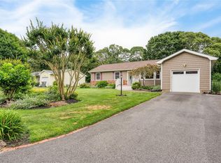 7 Russell Rd, Hampton Bays, NY 11946