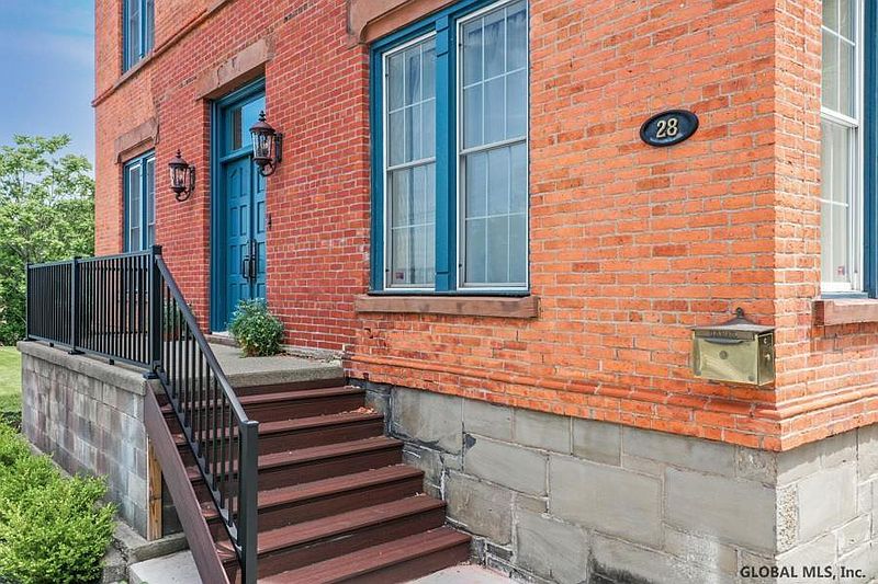 4th image of 28 STOW Avenue