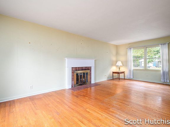 3rd image of 1842 Diamond Ave NE
