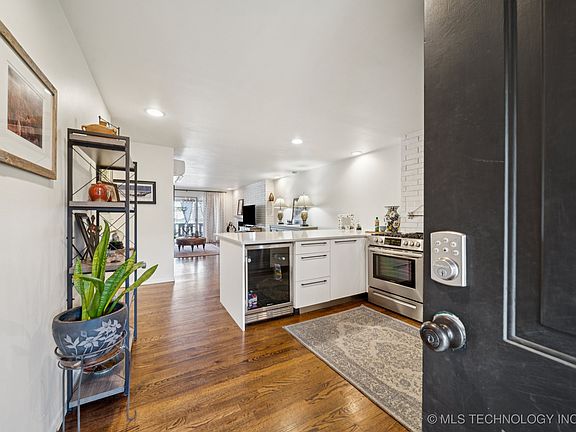 3rd image of 1107 E 45th Pl APT 15