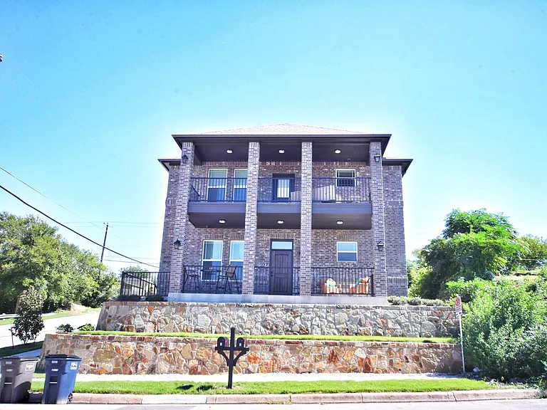 3001 McCart Ave — Photo 1
