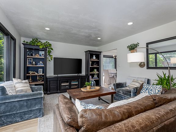 3rd image of 15 Oaklane Dr