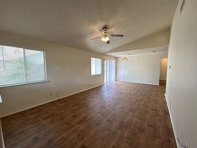 2108 Carousel Dr — Photo 3