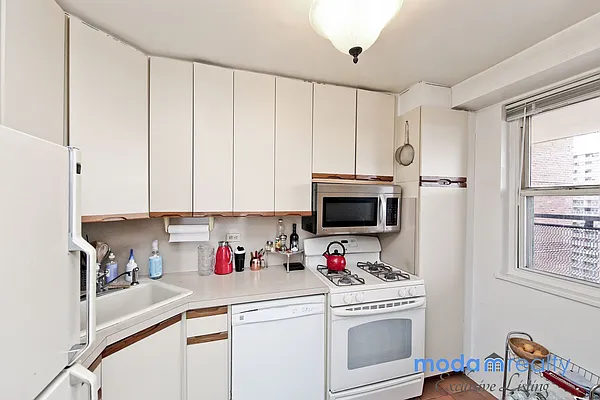 Sold by Moda Realty | media 5