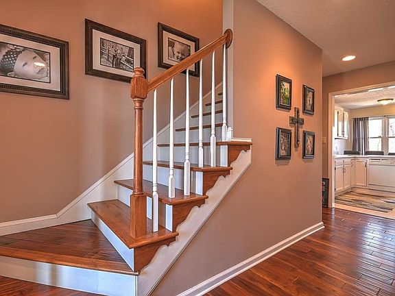 5th image of 521 Willowbrook Trce