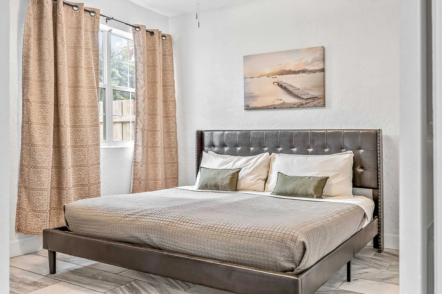 6 bed, 4.0 bath, $7,880 — Photo 1