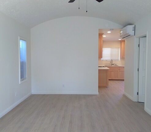 2nd image of 401 Harwood Pl #401