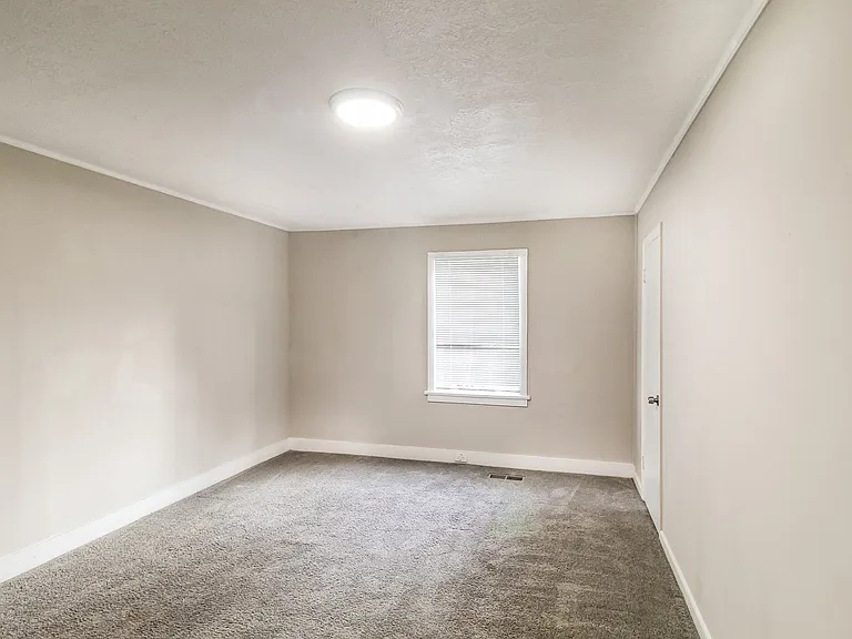 719233_026_bedroom_13628485.jpg