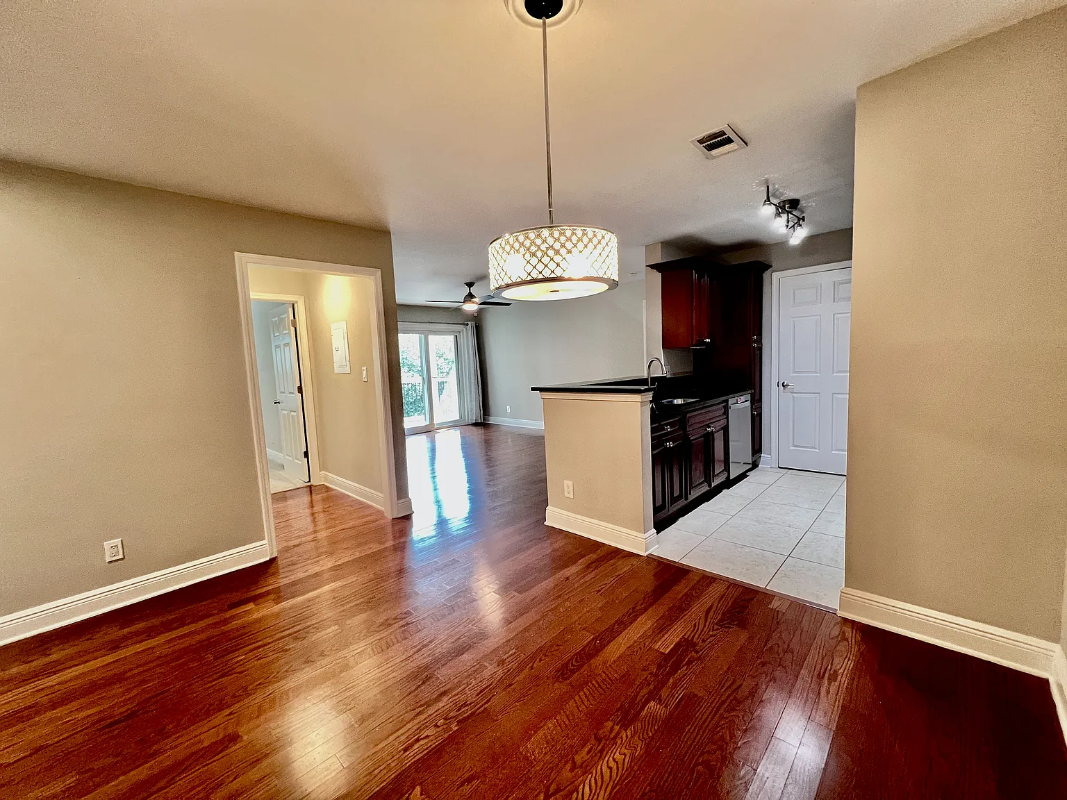 2 bed, 1083 sqft, $1,550 — Photo 3