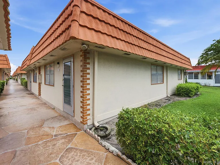 28 Seville Dr #B — Photo 6