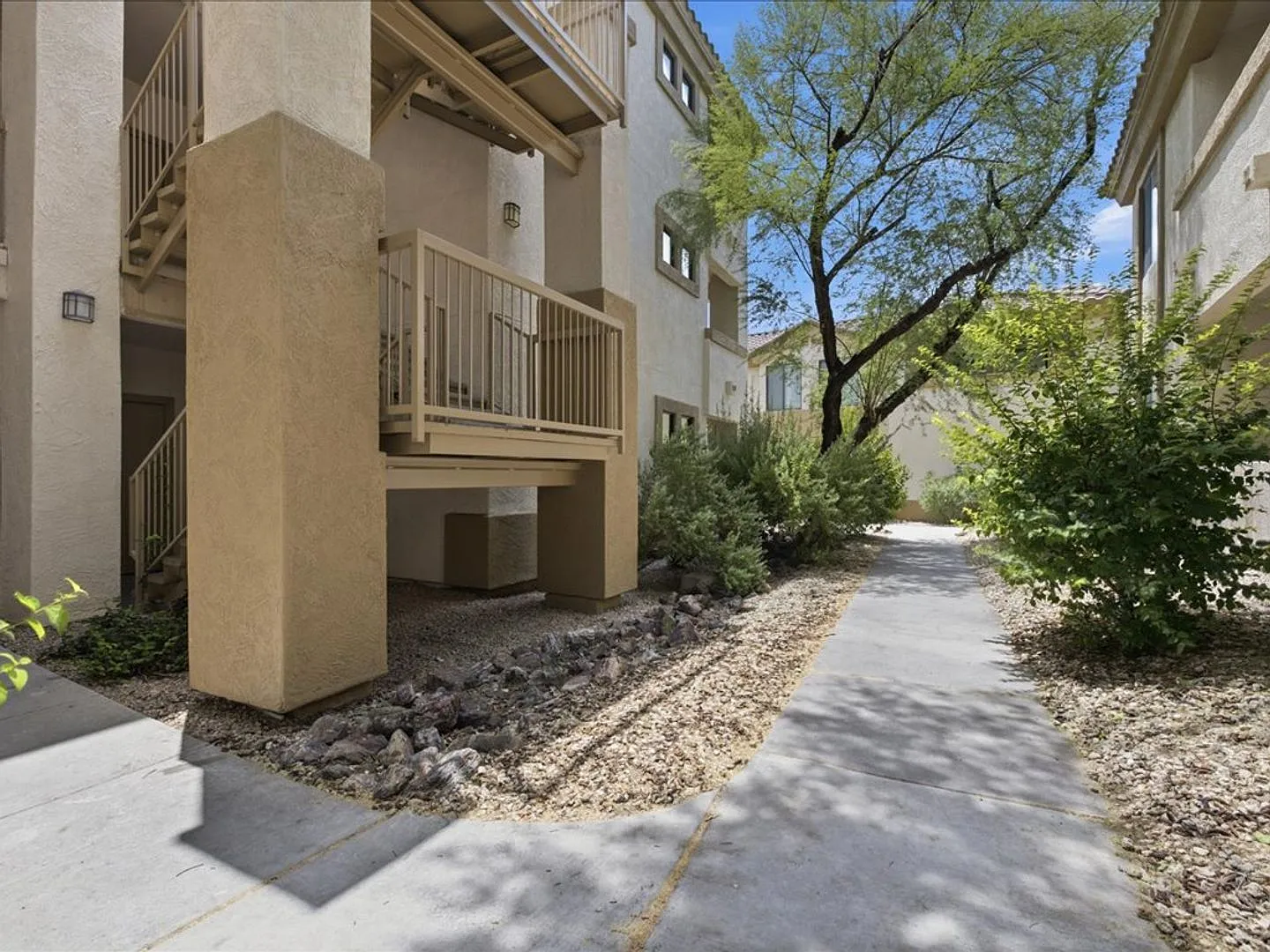 Charming 1 Bed / 1 Bath with Resort-Style Amenities! — Photo 4