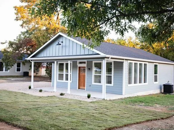 704 Walnut St, Honey Grove, TX 75446