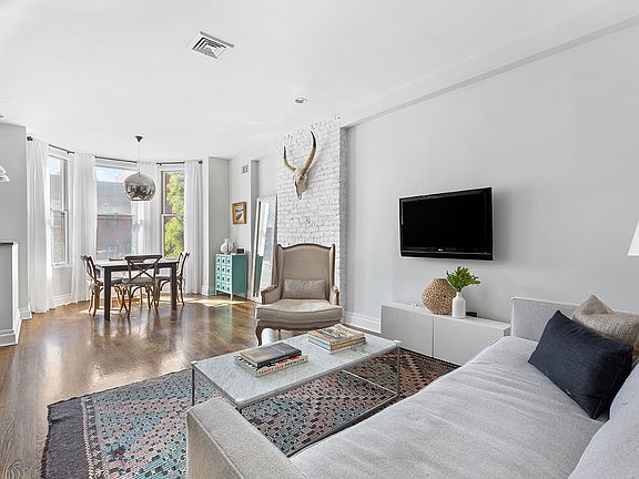 3rd image of 695 De Graw St #2