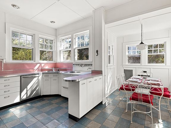 4th image of 38 Evergreen Ave