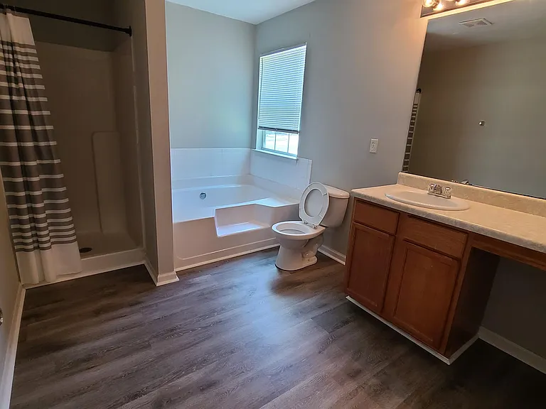 1593 Queen Elizabeth Dr — Photo 6