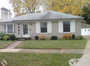 19661 W Kings Ct, Grosse Pointe Woods, MI 48236