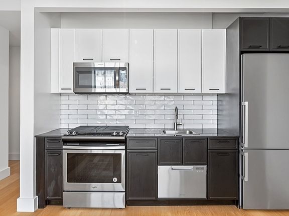 4th image of 67 Wall St APT 13D