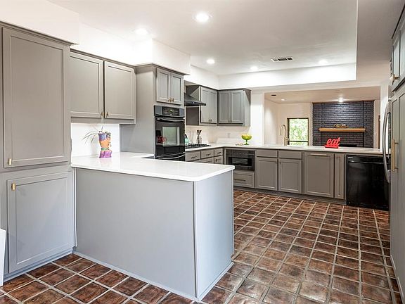 3rd image of 6239 Twin Oaks Cir