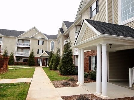 3rd image of 623 Wyndhurst Dr Unit 103
