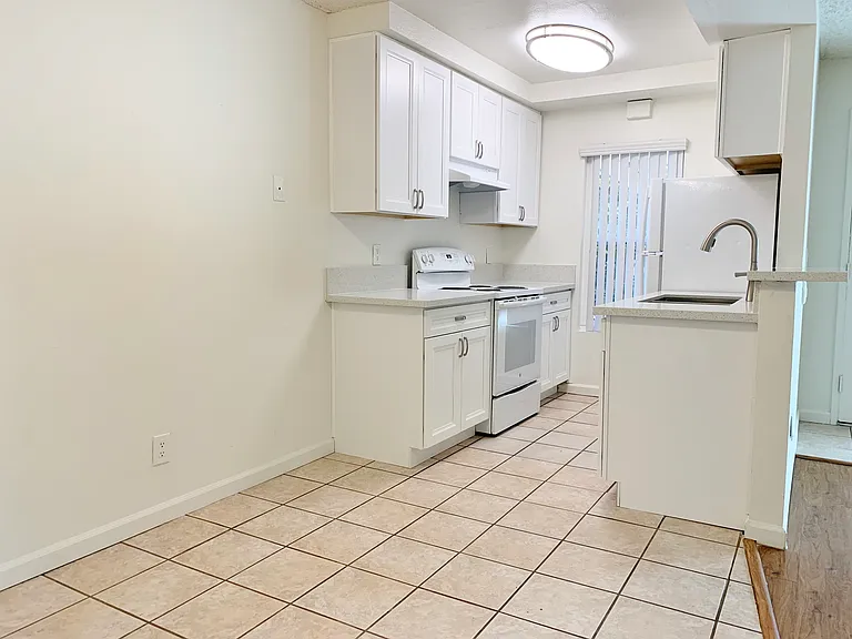 Kitchen / Dining Area
