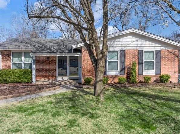 825 Forest Village Dr, Ballwin, MO 63021