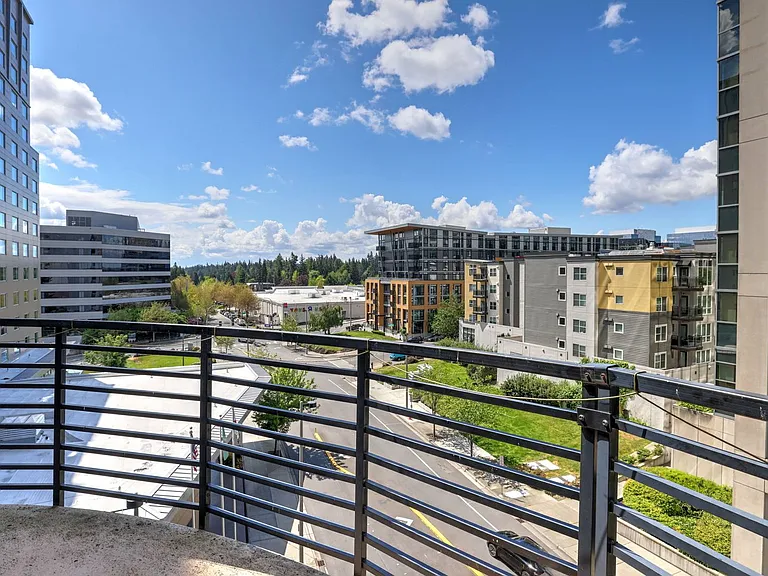 300 110th Ave NE #605 — Photo 31