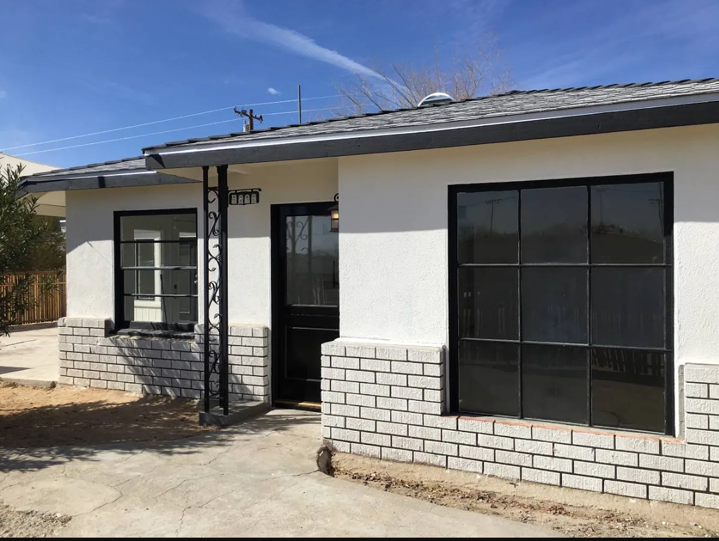 A 2 Bedroom 1 Bath Home With Art Studio — Photo 1