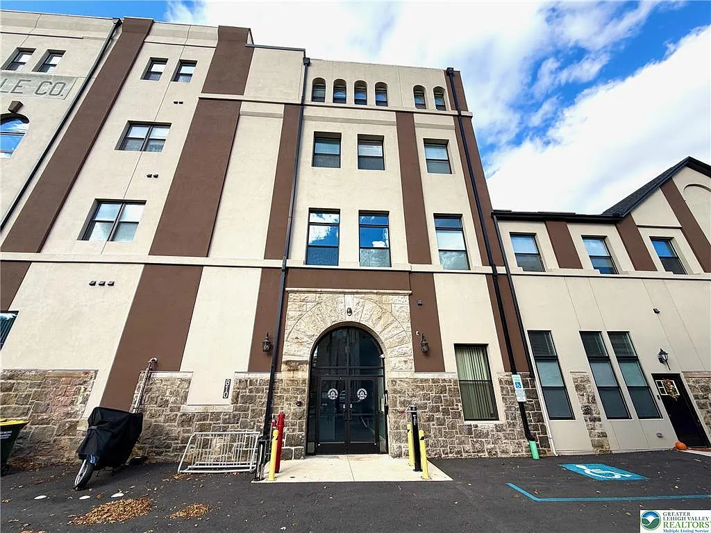 1 bed, 600 sqft, $1,900 — Photo 1