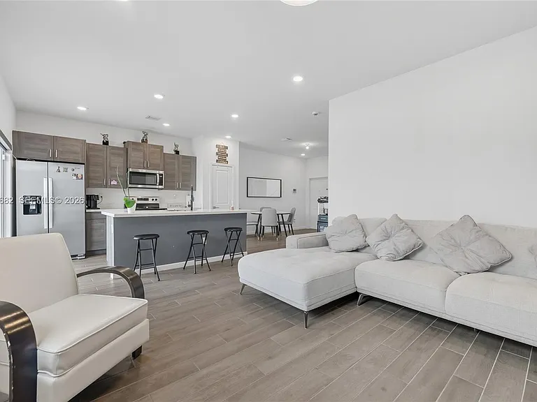 805 SE 18th St #805 — Photo 5