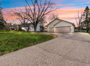 2011 Lake View Dr, Jordan, MN 55352