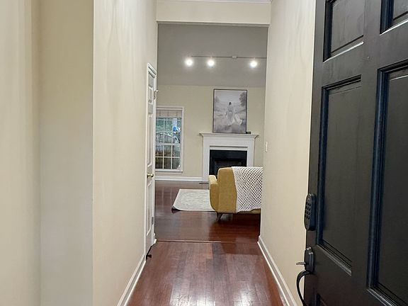 3rd image of 104 Wild Oak Dr