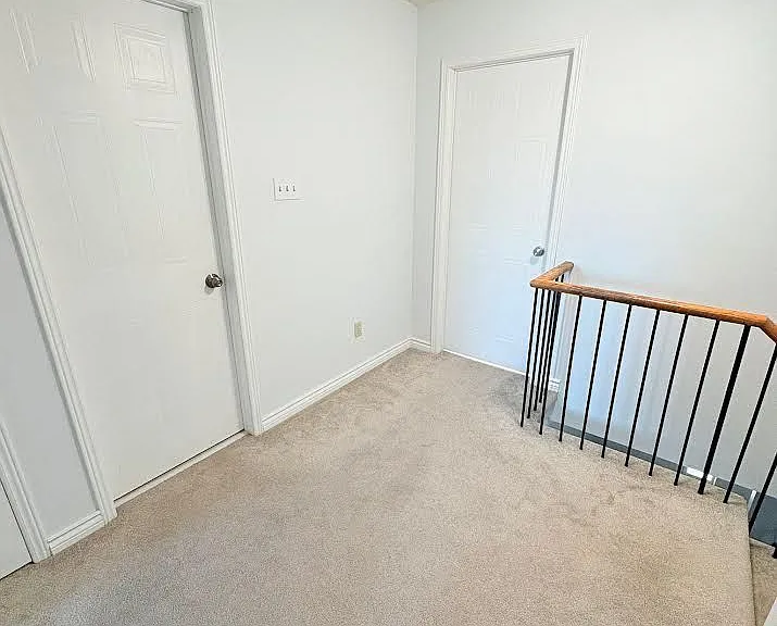 607 Gibney Cres — Photo 11