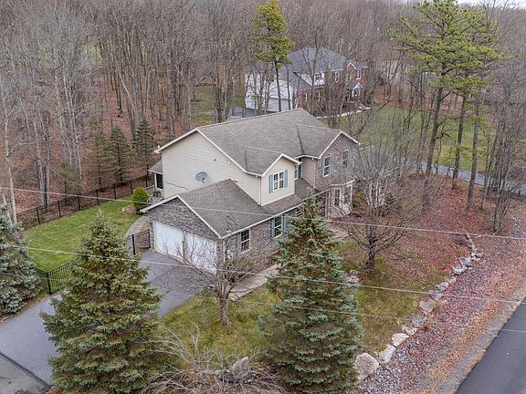 3rd image of 2 Pinewood Cir