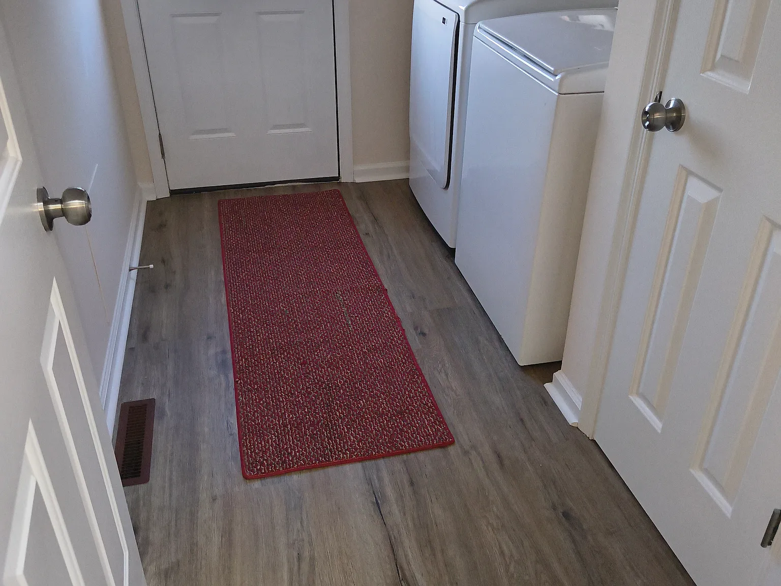 3 bed, 2.5 bath, 2052 sqft, $2,400 — Photo 2
