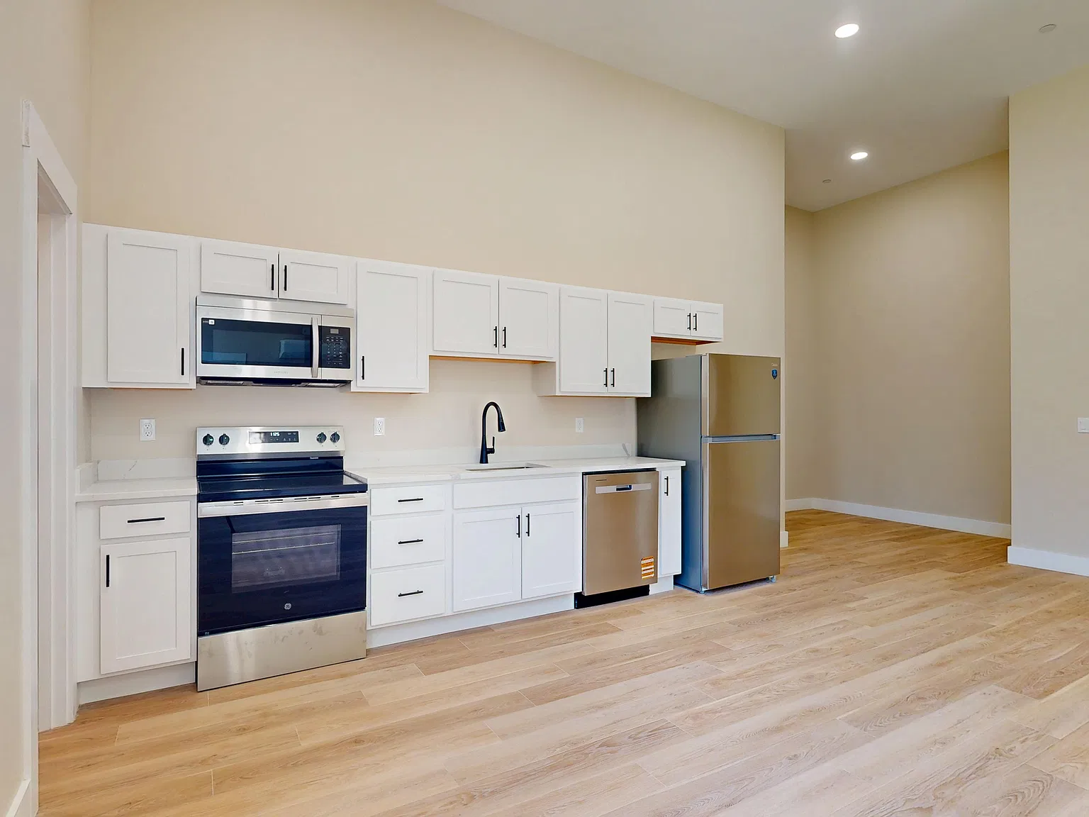 2 bed, 1000 sqft, $2,200 — Photo 3