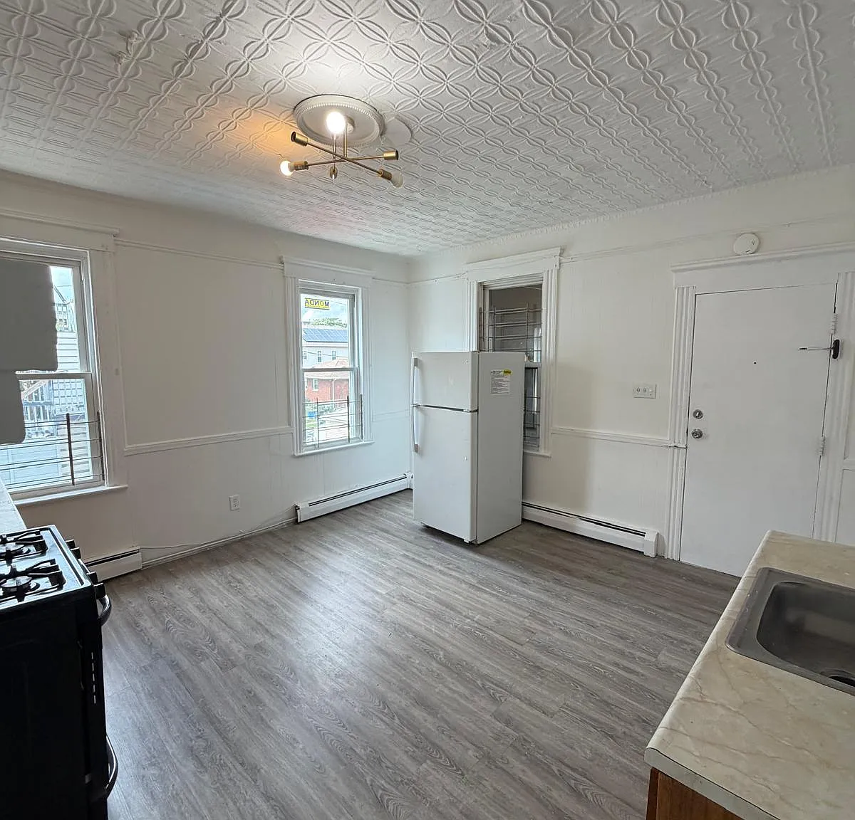 3 bed, $2,300 — Photo 2