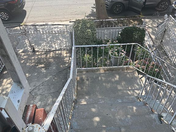 3rd image of 925 E 227th Street