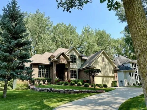 964 Pebble Beach Dr, Dakota Dunes, SD 57049