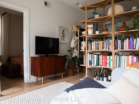 3rd image of 1036 N Winchester Ave #9332654