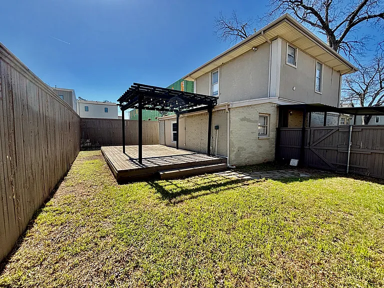 1910 N Carroll Ave — Photo 20