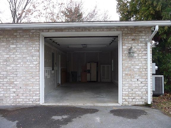 2nd image of 8 Moyle Dr #8