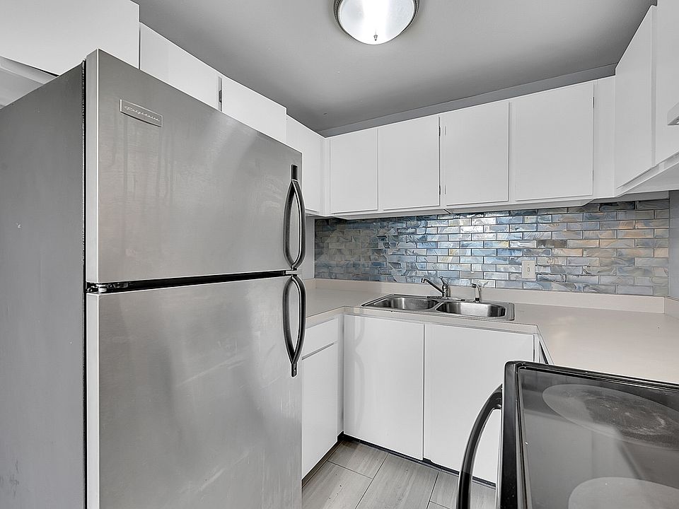 Kitchen features new backsplash and stainless appliances!