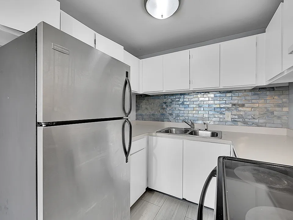 Kitchen features new tile backsplash and all appliances including dishwasher!