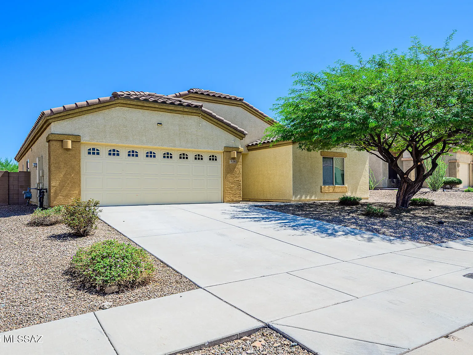 3 bed, 2.0 bath, 1954 sqft, $1,995 — Photo 1