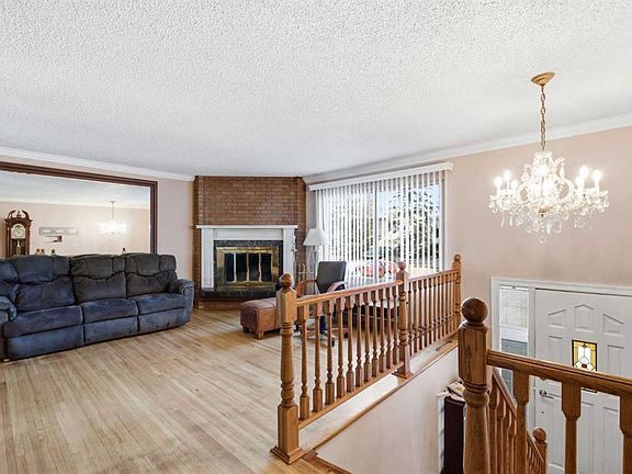 3rd image of 16 NE Dalroy Cres NW