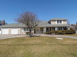 28 Lucinda Dr, Babylon, NY 11702